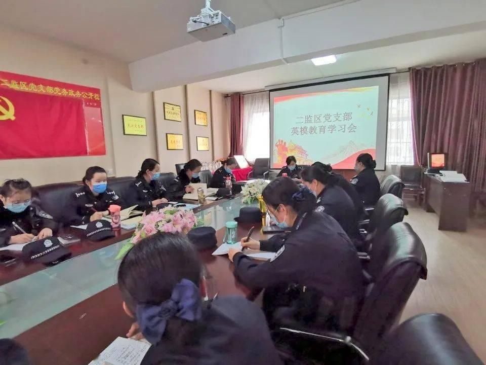 写作者王冠丨十九岁开始写文字,点滴收获,缓慢却也日渐丰厚。